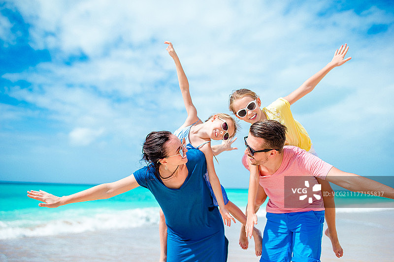 幸福家庭一起去海滩度假图片素材