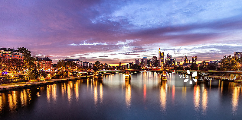 日落时城市河上的桥图片素材