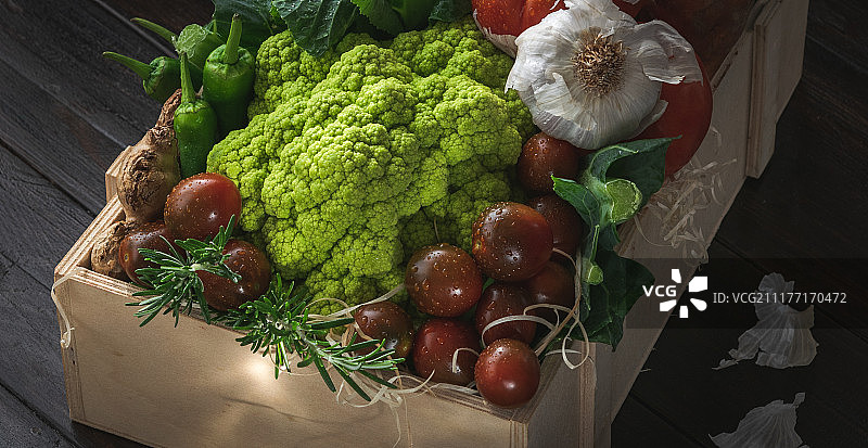 生的有机一套新鲜蔬菜在木盒子背景秋收从花园图片素材