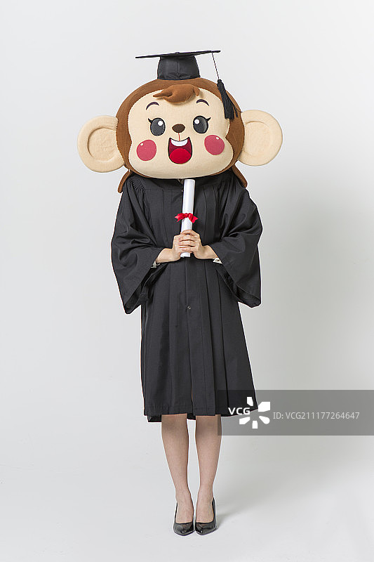 猴头女拿着毕业证书穿着毕业服装的照片图片素材