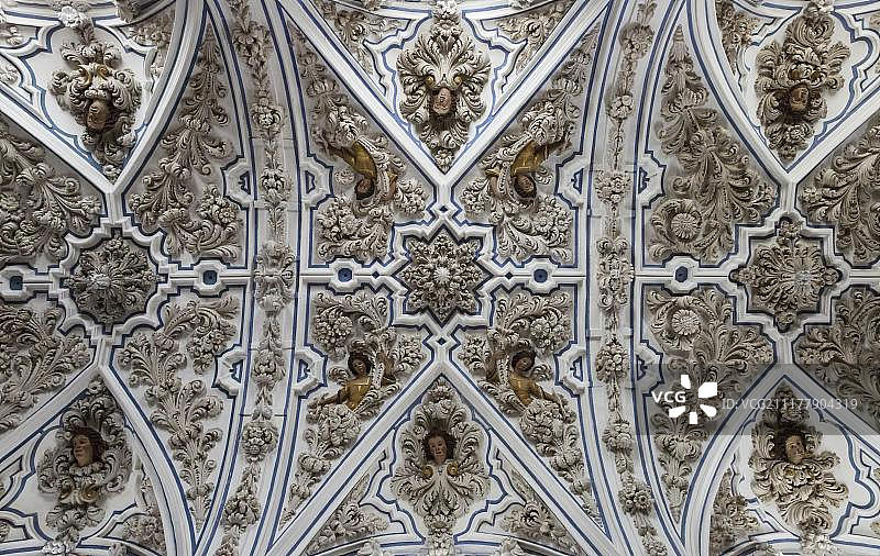 欧洲西班牙安达卢西亚科尔多瓦省Priego de Cordoba奥罗拉教堂天花板上的巴洛克式灰泥装饰图片素材