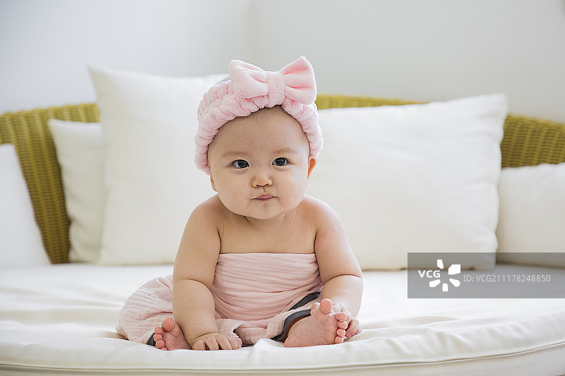 两个可爱宝宝的照片。婴儿穿着尿布在白色的卧室。065图片素材