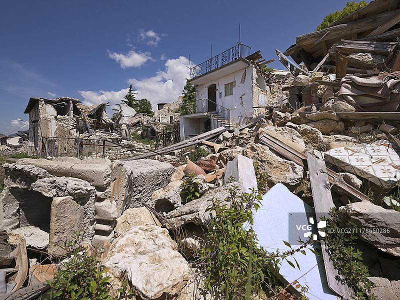 2009年4月6日，在意大利阿布鲁佐地区拉奎拉附近的Castelnuovo，被地震摧毁的建筑图片素材