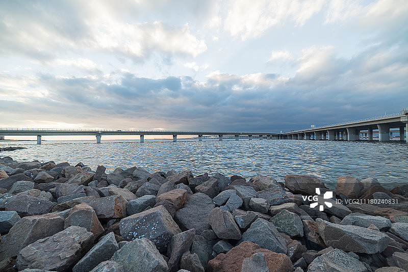 落日时的青岛胶州湾跨海大桥图片素材