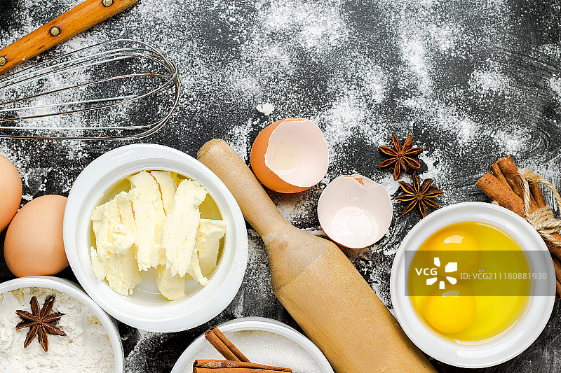 烘烤背景:加入糖，面粉，鸡蛋，黄油图片素材