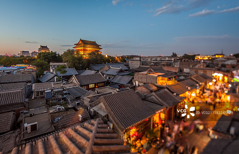 亮灯的北京鼓楼与烟袋斜街图片素材