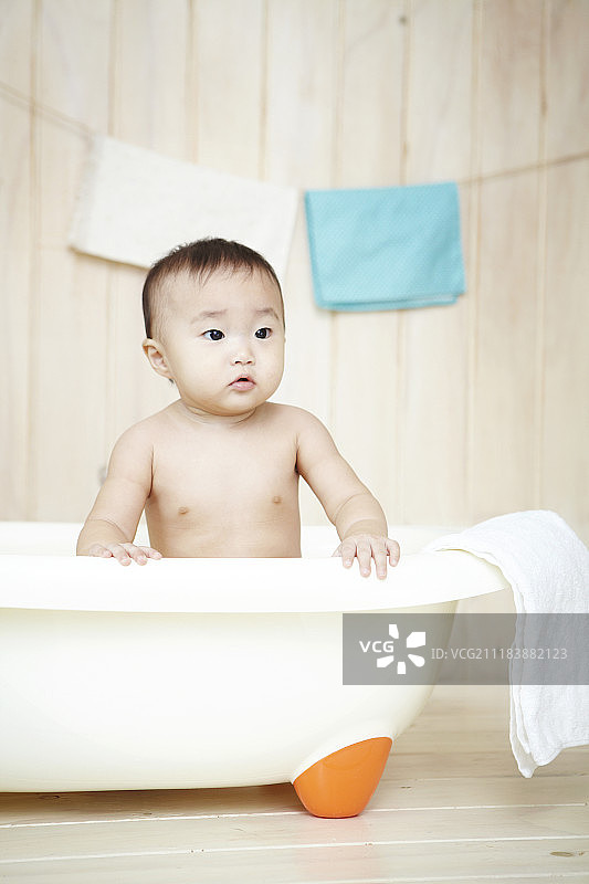 婴儿洗澡时的照片图片素材