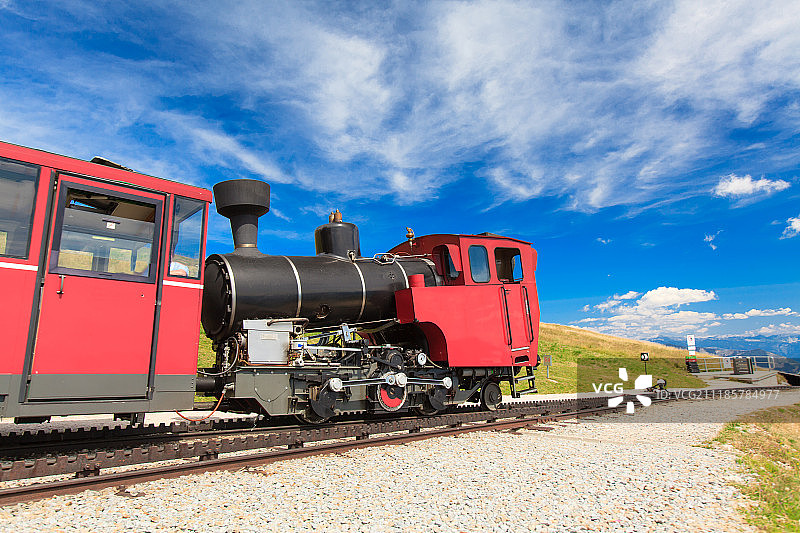 美丽的阿尔卑斯风景中的蒸汽火车图片素材