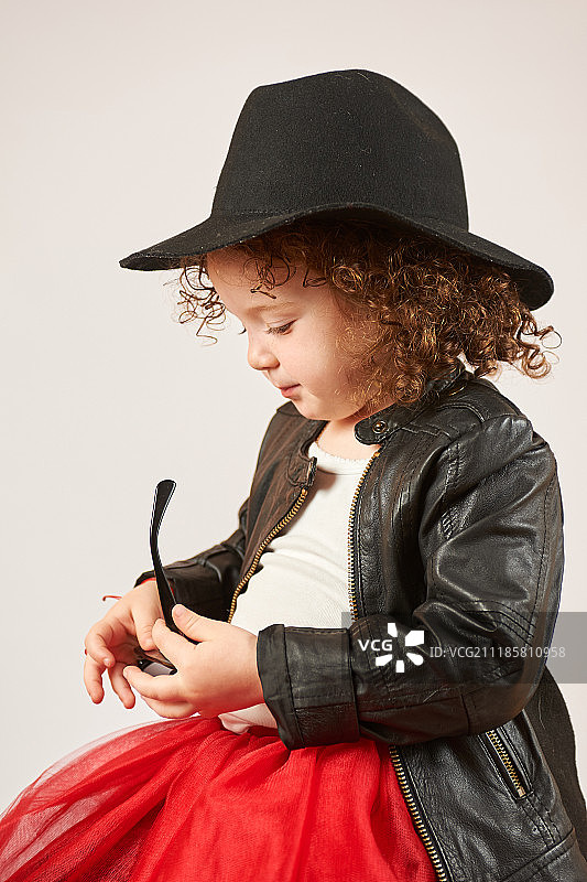 小女孩时尚模特与黑帽子图片素材