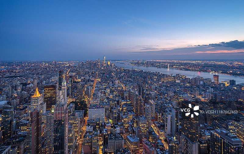 俯瞰华灯初上的纽约曼哈顿图片素材