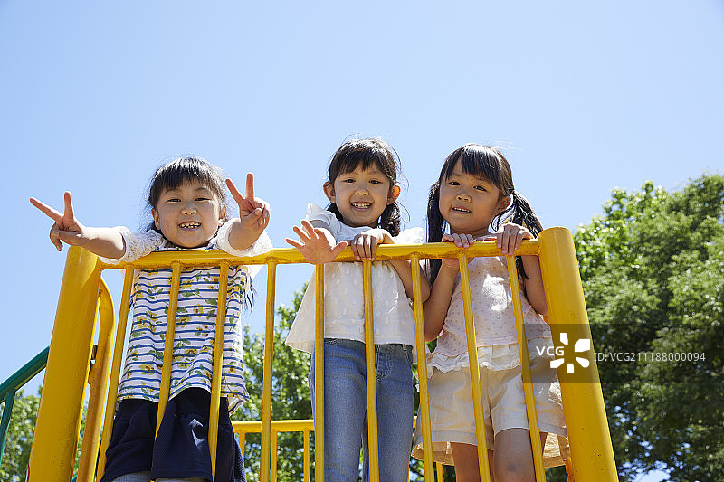 城市公园里的日本小孩图片素材