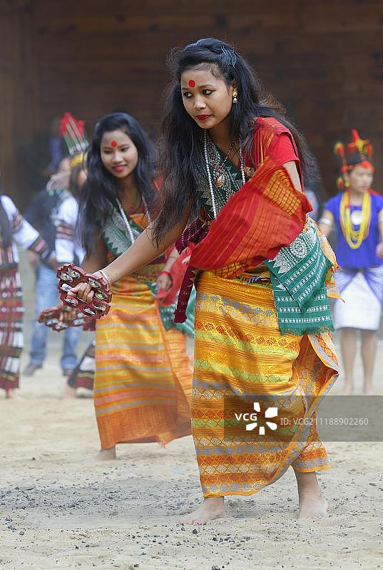 亚洲，印度，那加兰邦，科希马，犀鸟节上的部落仪式舞蹈图片素材