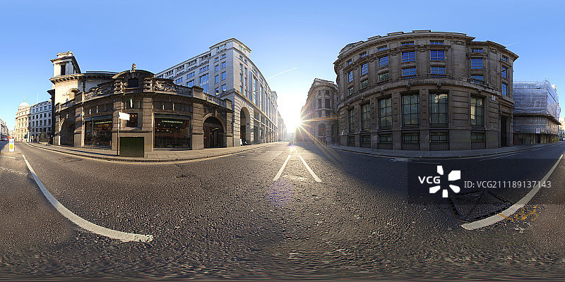 360掳 HDRI showing a city street with morning sun in London, United Kingdom图片素材