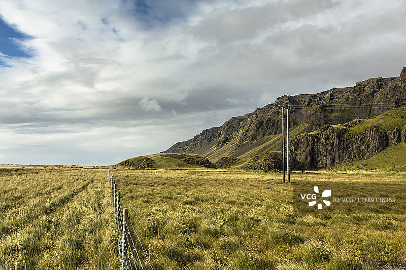 后板显示草地和道路在冰岛的山区景观图片素材