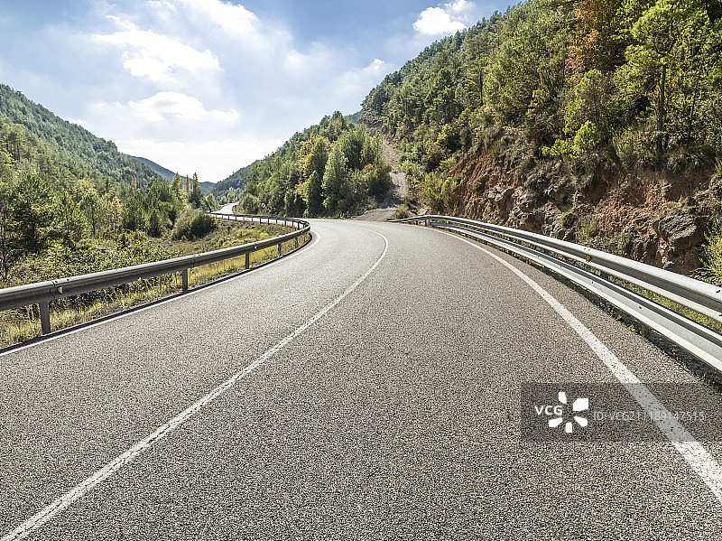 后板显示在西班牙山区的柏油路景观图片素材
