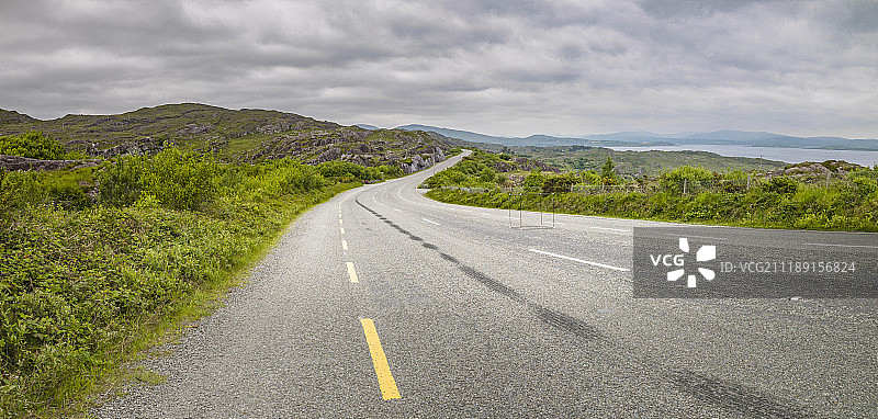 后板显示乡村道路在丘陵农村景观在爱尔兰图片素材