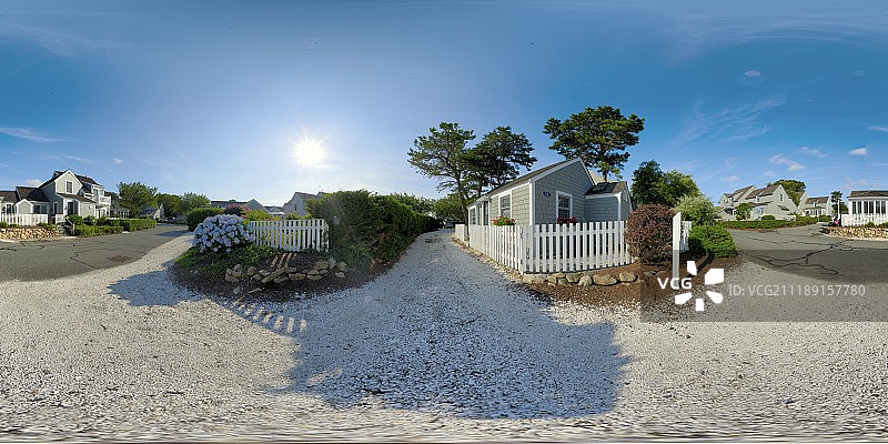 360掳 HDRI showing a residential street with plants and wood clad houses in United States图片素材