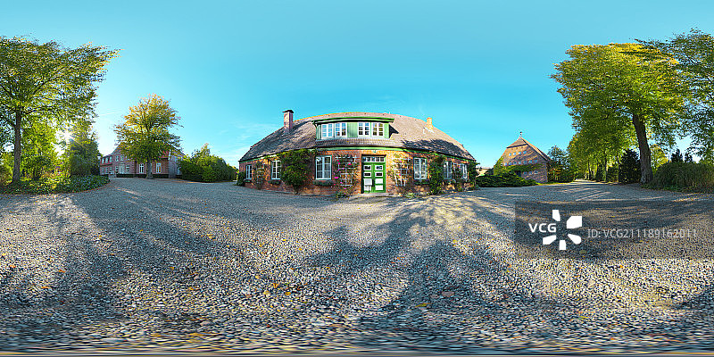 360掳 HDRI showing a gravel driveway and brick house in countryside in Germany图片素材