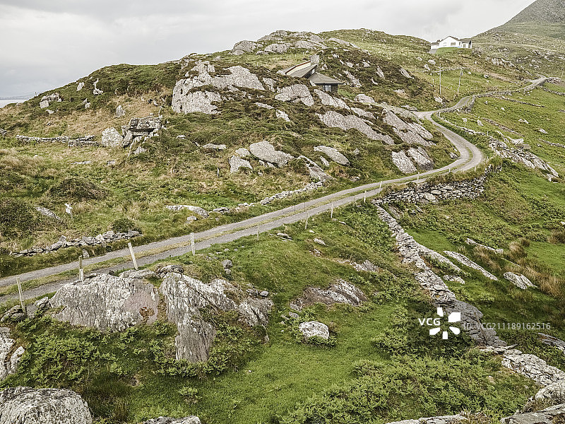 后板显示一个砾石轨道在岩石农村在爱尔兰图片素材