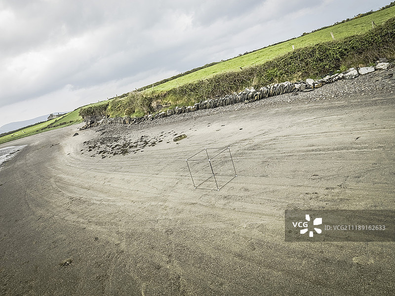 后板显示海滩在海岸附近的田地在爱尔兰图片素材