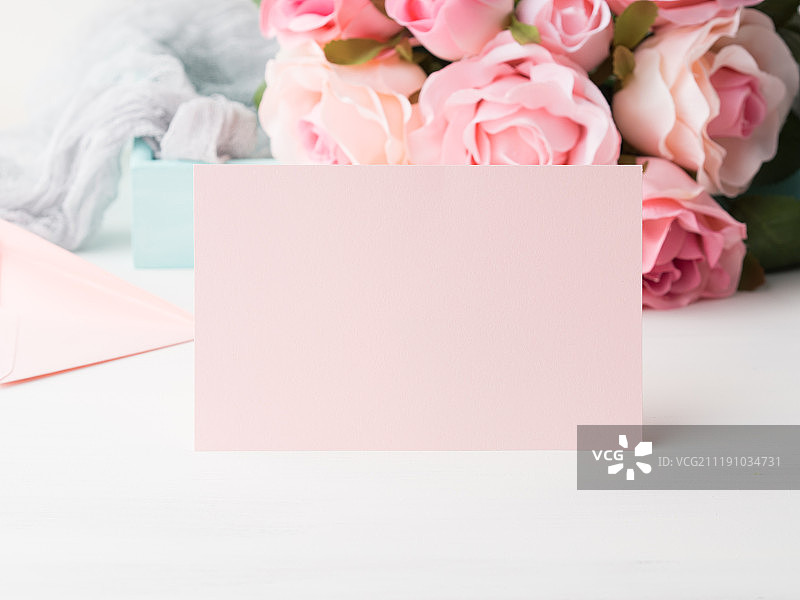 空白纸粉色卡片情人节和玫瑰邀请图片素材