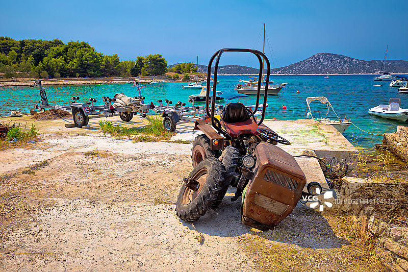 普里维克岛海边的破碎拖拉机图片素材