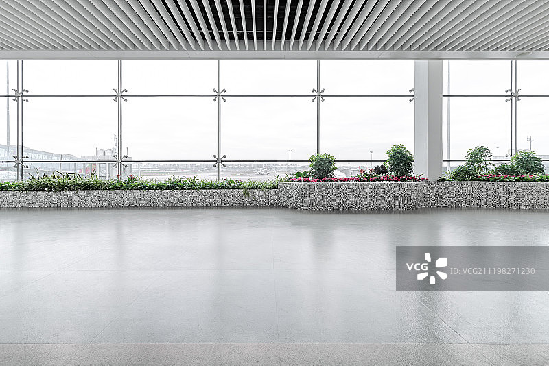明亮的现代机场航站楼内部图片素材