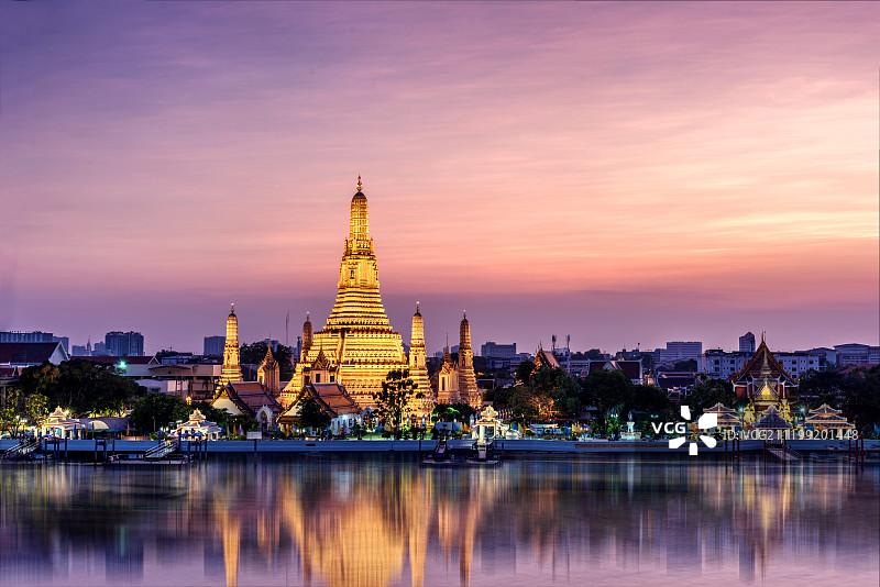 泰国曼谷郑王庙夜景图片素材