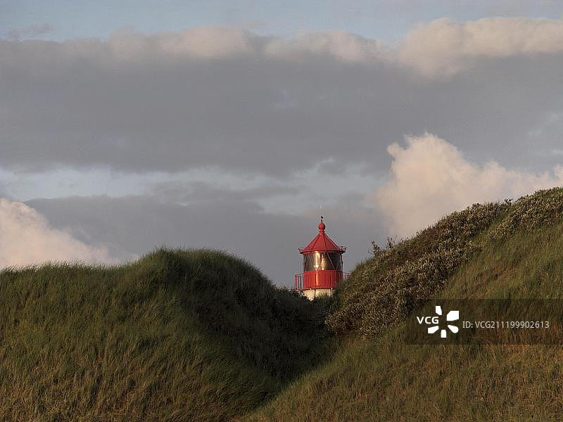 欧洲德国石勒苏益格-荷尔斯泰因的北弗里斯兰岛，沙丘间的灯塔图片素材