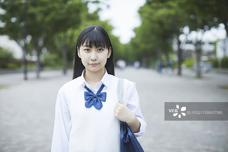 日本高中生在东京市中心制服图片素材