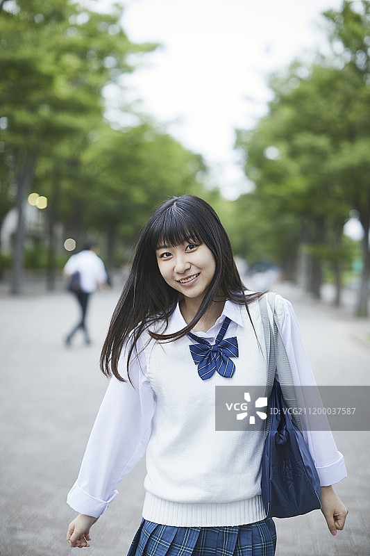 日本高中生在东京市中心制服图片素材