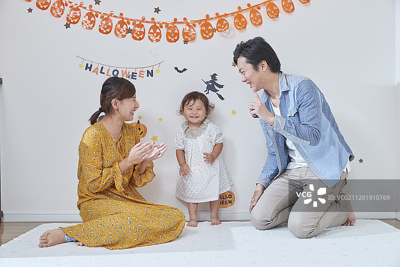 身着万圣节服装的日本家庭图片素材