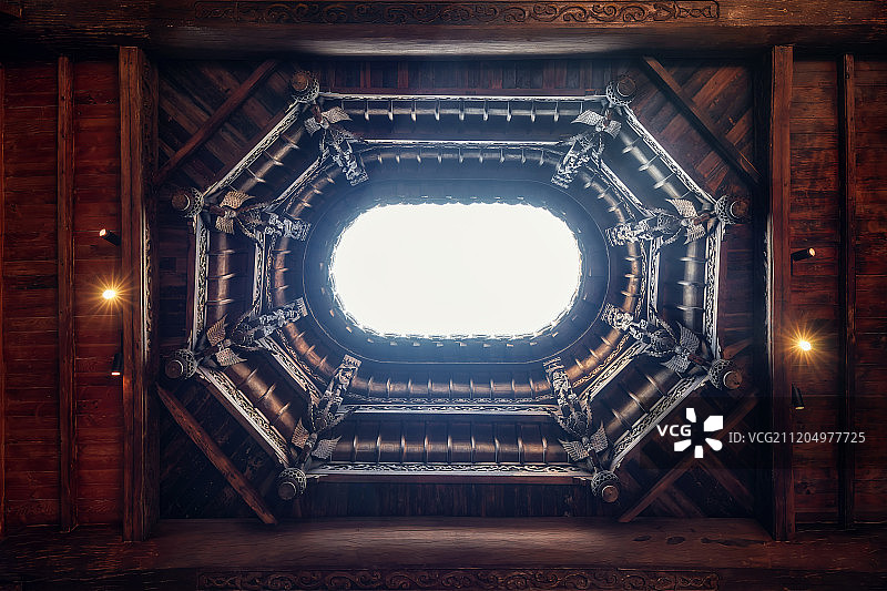 中式徽派建筑室内天井正下方视角图片素材