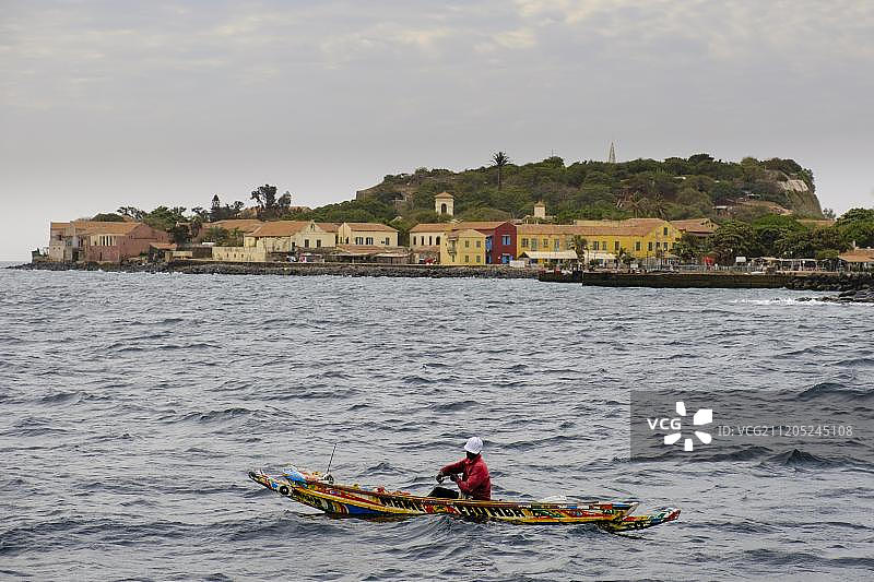 在非洲塞内加尔达喀尔的戈里岛，渔民们在传统的独木舟上图片素材