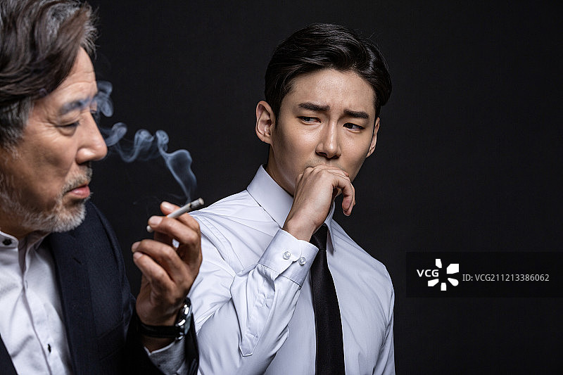 韩国人，男性，老年人，中年，吸烟，二手烟，气味图片素材
