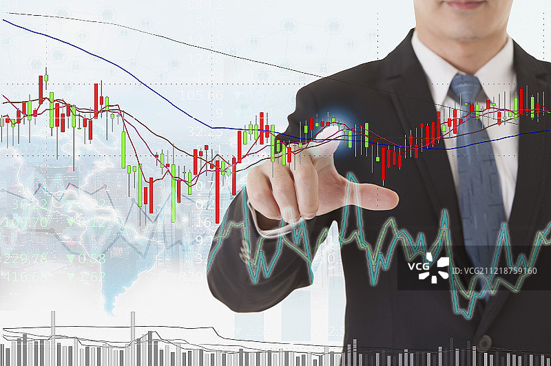 商业男性使用股市分析图分析股市走势图片素材
