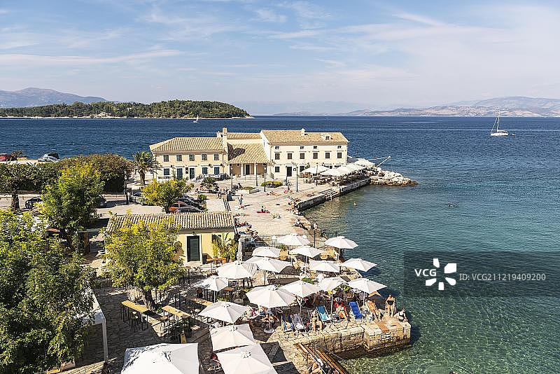 法利拉基浴池，海湾，餐厅，后面的维多岛和阿尔巴尼亚，科克拉岛，科孚岛，爱奥尼亚群岛，希腊，欧洲图片素材