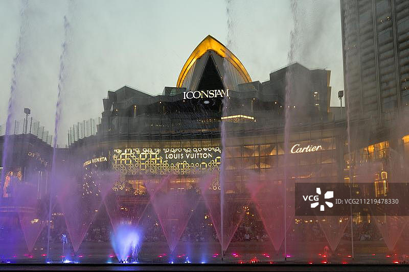 水上游戏与彩色喷泉在IconSiam购物中心前，孔龙新区，通武里，曼谷，泰国，亚洲图片素材
