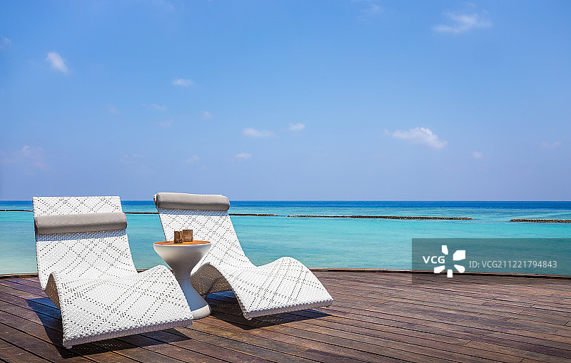 帆布躺椅和碧绿的印度洋图片素材