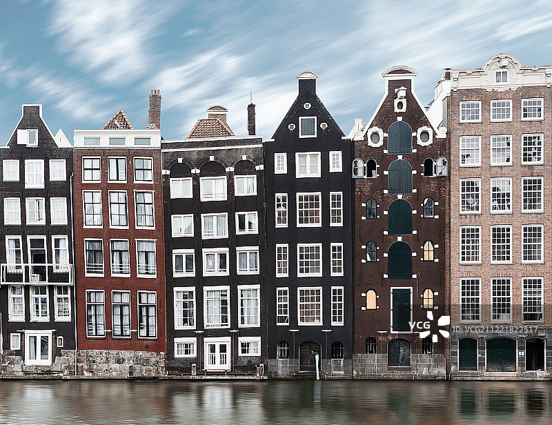 传统阿姆斯特丹老城建筑的长期曝光照片图片素材