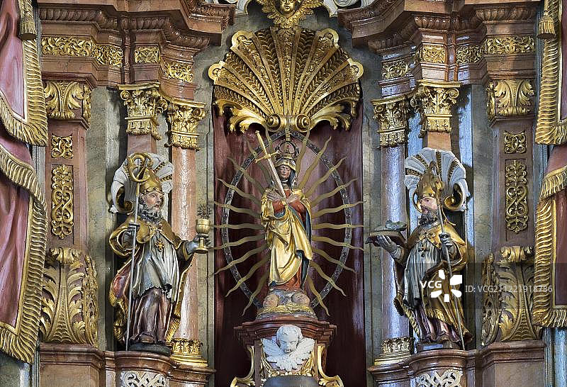德国巴登-符腾堡州斯瓦比亚上斯瓦比亚蒙德金根市的Frauenbergkirche教堂内的祭坛和悲伤的圣母的神龛图片素材