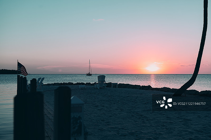 孤独的帆船和日落佛罗里达群岛(伊斯拉莫拉达)图片素材