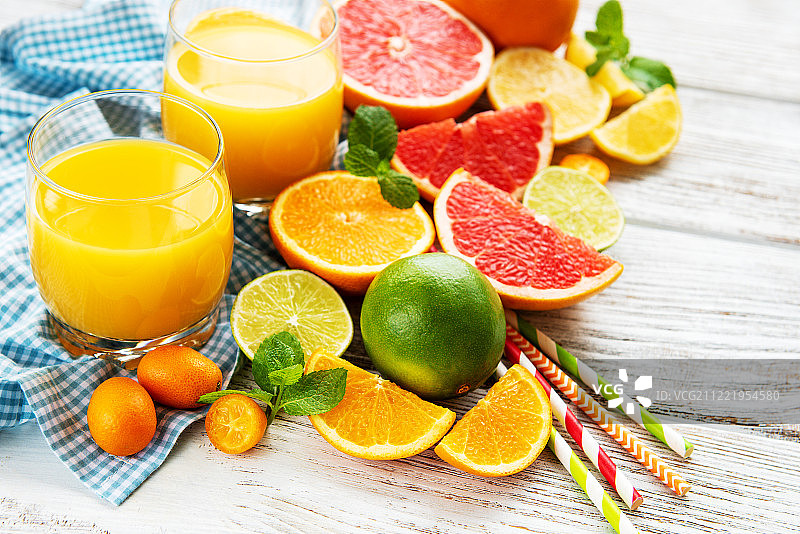 几杯果汁和柑橘类水果图片素材