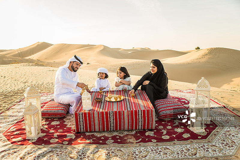 《沙漠中的阿拉伯家庭图片素材