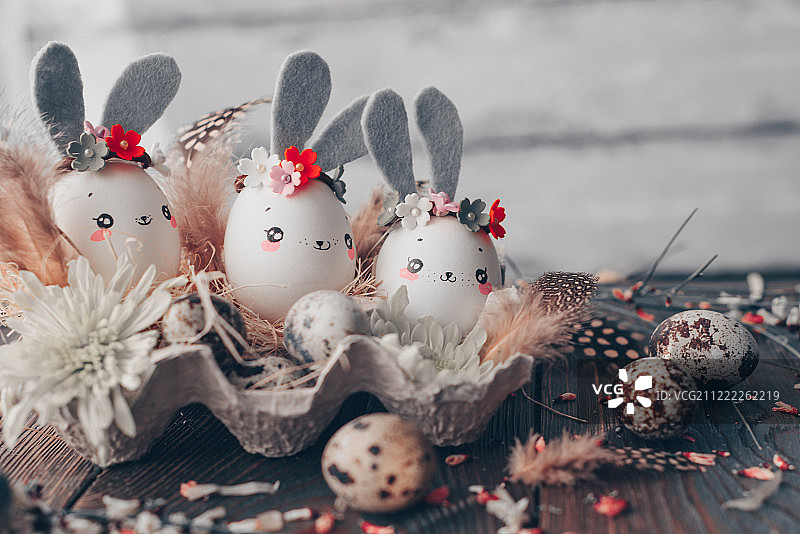 复活节背景，自制蛋壳兔子和黄菊花图片素材