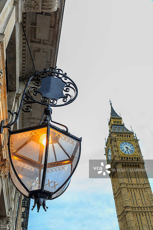 黄昏时英国伦敦大本钟旁的大灯图片素材