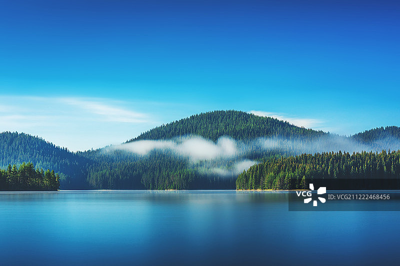 湖上的晨雾图片素材