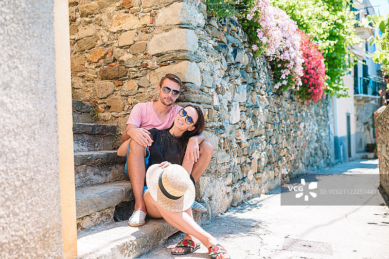年轻的游客夫妇旅游在欧洲假期户外在意大利度假在五楼图片素材