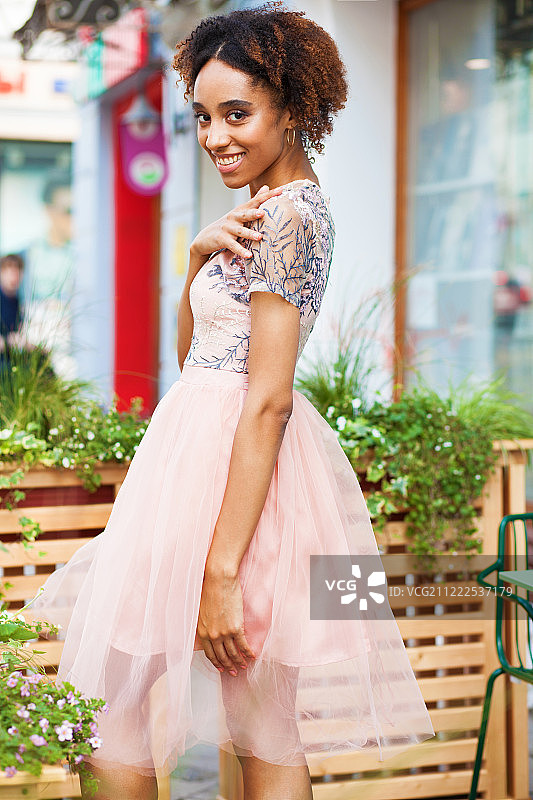 一个穿着粉红色裙子的非洲模特的肖像图片素材
