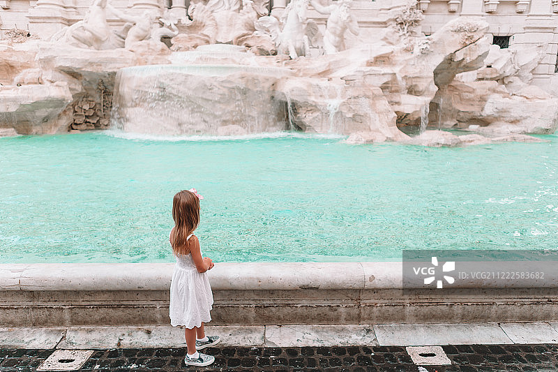 可爱的小女孩背景特莱维喷泉，意大利罗马图片素材